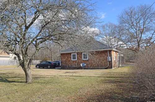 233 Railroad Ave, Center Moriches, NY 11934-1303