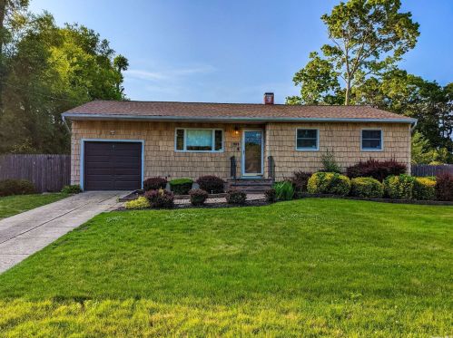 243 Manhasset St, Islip Terrace, NY 11752-2403