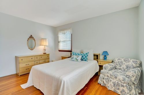 5 Enfield Ln, San Remo NY  11754-4028 exterior
