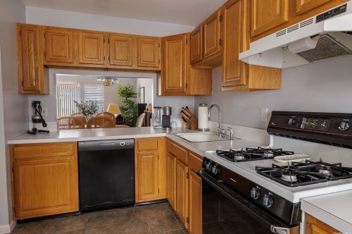 31 Broadlawn Dr, Central Islip, NY 11722-4616