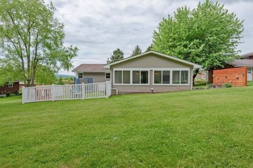 1124 Monastery Dr, Latrobe PA 15650-2726 exterior