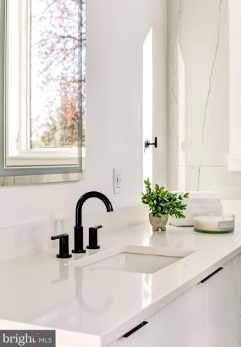 4624 Asbury Pl, Washington DC  20016-4325 exterior