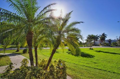 124 Santa Clara Dr, Naples FL  34104-5431 exterior