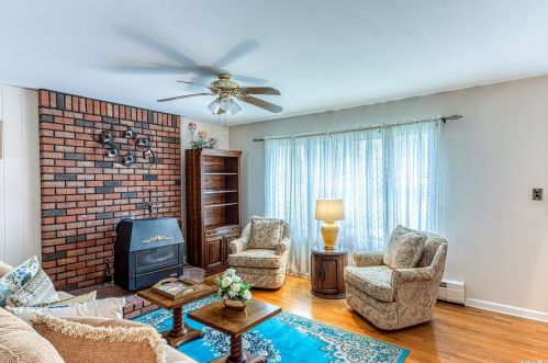 140 Volta St, Copiague, NY 11726-1940