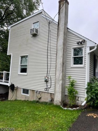 57 Center St, West Milford Lakes, NJ 07480-2060
