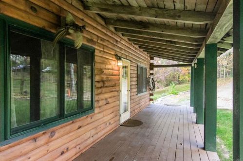 35 Woodchuck Ln, New Hartford, CT 06057-3414
