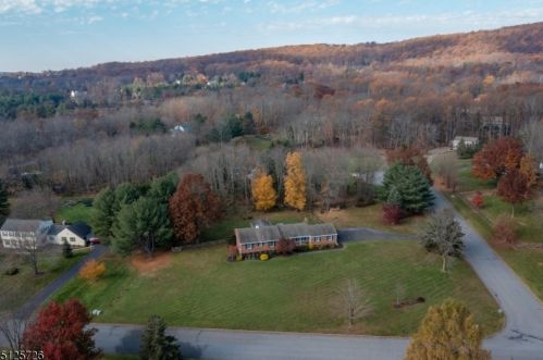 6 Sunnyfield Dr, White House Station, NJ 08889-3352
