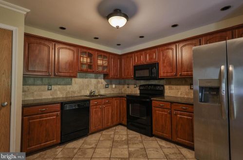 78 Freedom Ter, Easton, PA 18045-7442