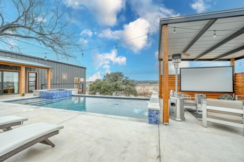 6814 River Oaks Dr, Lakeside Heights, TX 78639-4340