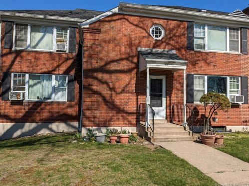 65 Oakview Cir, Bridgeport, CT 06604-2610