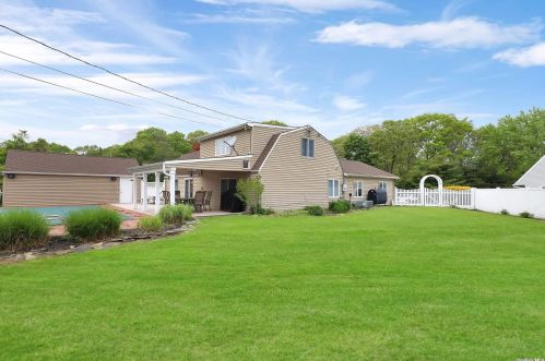 6 Hayuta Ct, Holtsville NY  11742-1206 exterior