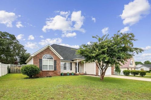 1528 Pinebrook Dr, Fayetteville, NC 28314-6265