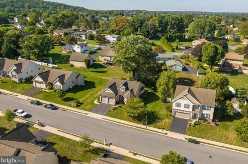 25 Summerlyn Dr, Ephrata PA  17522-9331 exterior