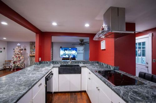 58 Russ Sim Hts, Groton, CT 06340-3327