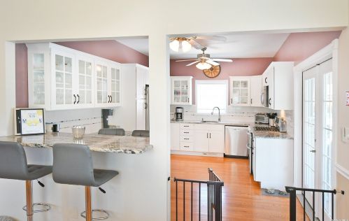 48 Lake St, North Lindenhurst NY  11757-5815 exterior