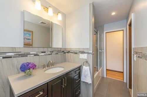 43 Elmhurst St, Elmwood Park NJ  07407-1320 exterior