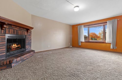 678 Tamarack Dr, West Bend, WI 53095-3627