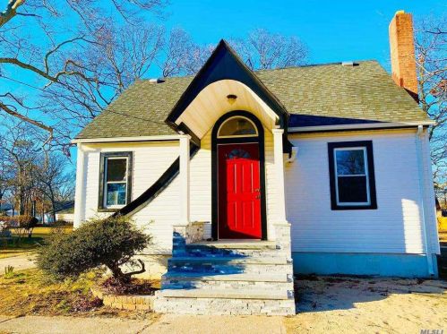 9 Pear St, Central Islip, NY 11722-4318