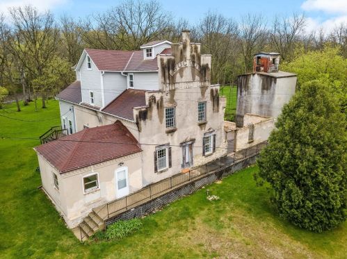 7198 River Dr, West Bend WI  53090-1163 exterior