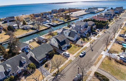 18 Bay Ave, Amityville, NY 11701-4215