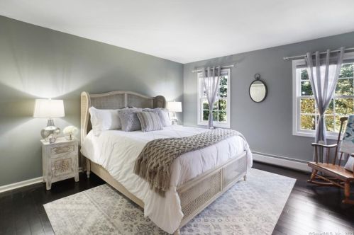 20 Narragansett Trl, Sandy Hook CT 06482-1147 exterior