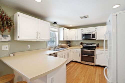 7 Bayou Dr, Raymond NH  03077-2364 exterior