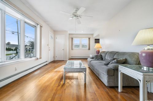 267 Hamilton Ave, North Lindenhurst, NY 11757-3813