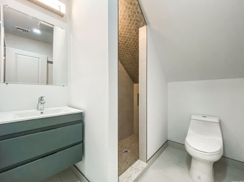 676 Mason St, Westbury NY  11590-4463 exterior