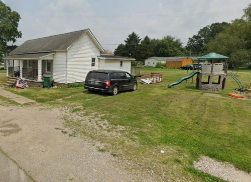 112 State St, Frazeysburg, OH 43822-9782
