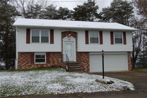 122 Washington Cir, Hurricane, WV 25526-9619