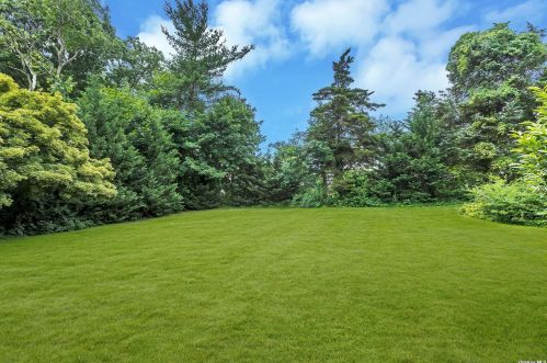 4 Magenta Ln, Elwood NY  11731-5116 exterior