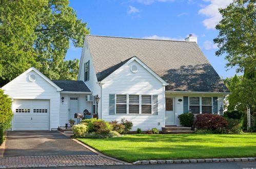47 Foster Blvd, Babylon, NY 11702-1502