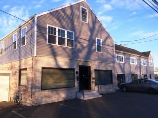 88 Old Broadway, North Haven CT  06473-1631 exterior