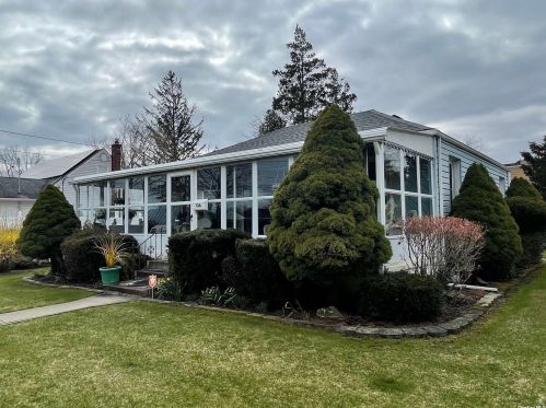 136 Queens Ave, Babylon, NY 11704-2817