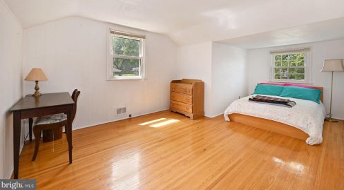 210 Wayne Dr, Riverton NJ  08077-3843 exterior