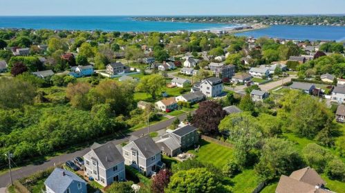 198 Reservoir Rd, Middletown, RI 02842-5961