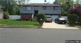 18 Russell Ct, Copiague, NY 11726-1031