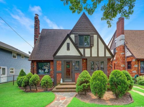 20 Marshall Ave, Floral Park NY  11001-3201 exterior