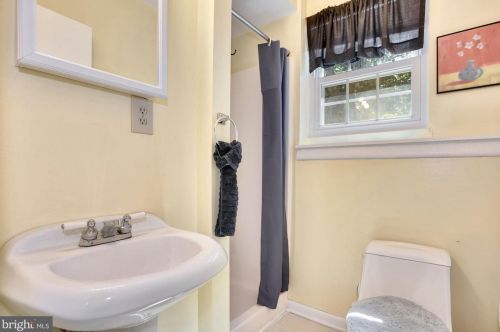 2376 Hunters Square Ct, Herndon VA  20191-2818 exterior