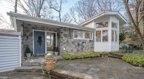 27 Dunminning Rd, Newtown Square, PA 19073-1801