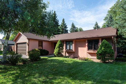 1122 Revere Dr, Oconomowoc, WI 53066-4425