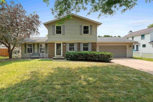 2712 Old Coach Rd, Green Bay, WI 54302-5168