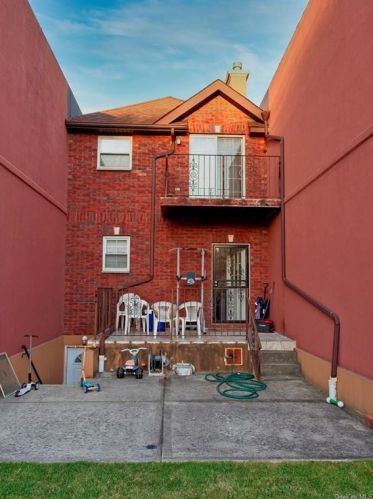 137-70 Southgate St, Jamaica, NY 11413-2628