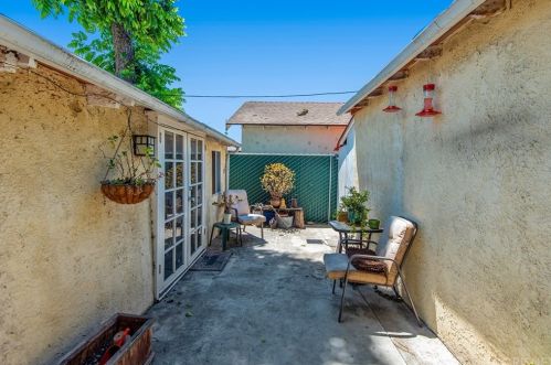 16027 Hartland St, Van Nuys CA 91406-4808 exterior