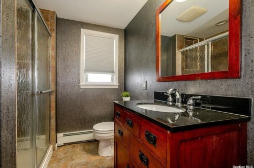 372 5 St, North Lindenhurst NY 11757-1149 exterior