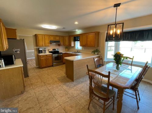 1567 Potter Dr, Pottstown PA 19464-2978 exterior