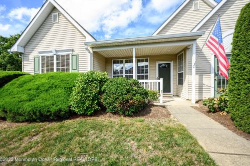 21 Foxwood Rd, Lakewood, NJ 08701-5729