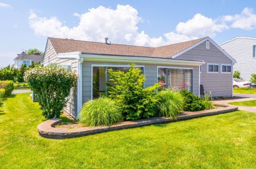 41 Barracuda Rd, East Quogue, NY 11942-4915