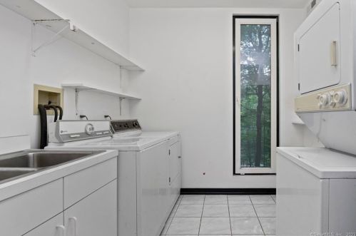 15 Sky Line Dr, Bridgeport CT  06612-1057 exterior