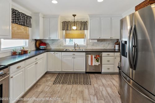 17 Grant Pl, Tinton Falls NJ  07701-2117 exterior